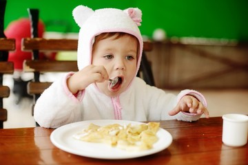 Wall Mural - eating toddler girl