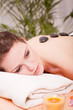 © juniart - junge attraktve frau bekommt eine hot stone massage zur entspann