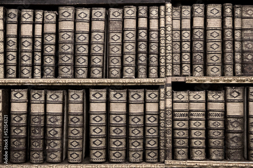 Naklejka samoprzylepna Stare książki w bibliotece - obraz sepii