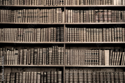Naklejka samoprzylepna Stare książki w bibliotece - obraz sepii