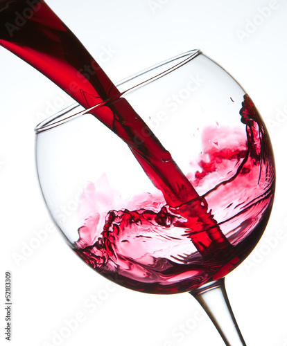 Naklejka samoprzylepna Czerwone wino wlewając do kieliszka wina