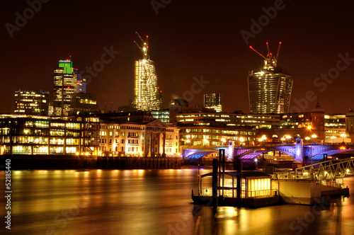 Board z aluminiowym obramowaniem Panoramę Londynu w nocy