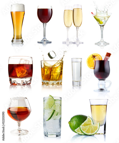 Obraz w ramie Set of alcohol drinks in glasses isolated on white