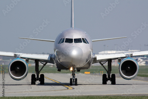 Fotografía  Taxiing silver plane