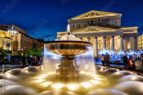 Plakat na papierze fotorealistycznym Fontanna i teatr bolszoj oświetlony w nocy, moskwa, r