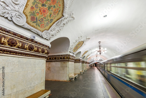 Board z aluminiowym obramowaniem Pociąg na stacji metra kievskaya w moskwie, rosja