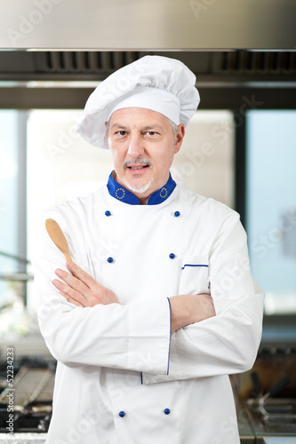 Fotoboard na płycie Mężczyzna kucharz pracuje w kuchni restauracji