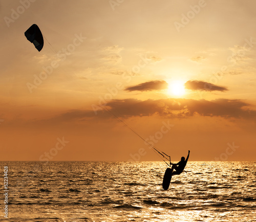 Obraz na płótnie canvas trzyczęściowy "tryptyk" Kite surfer skoki z wody