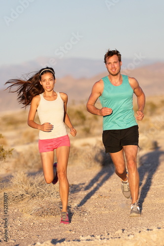 Plakat na papierze fotorealistycznym Bieganie para - biegaczy jogging na ścieżce przebiegu szlaku