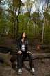 junge Frau sitzt im Wald und entspannt