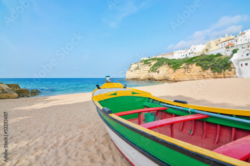 Board z aluminiowym obramowaniem Wspaniała plaża na wybrzeżu Portugalii w willi carvoeiro. 