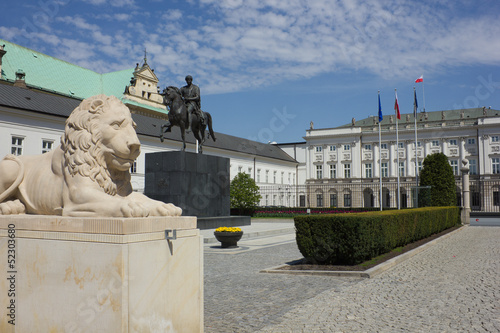 Fototapeta na wymiar Palace of Polish President and statue of Jozef Poniatowski in W