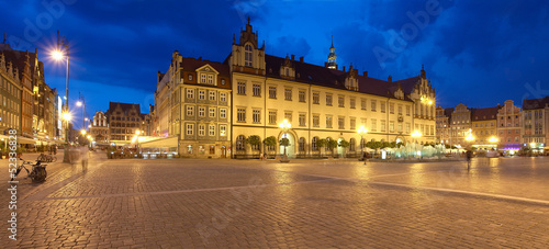 Board z aluminiowym obramowaniem Wrocławski nocny targ przed burzą