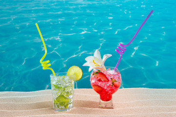 Wall Mural - Mojito and strawberry cocktail on white sand beach