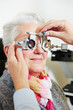 Optiker richtet Messbrille an Frau aus