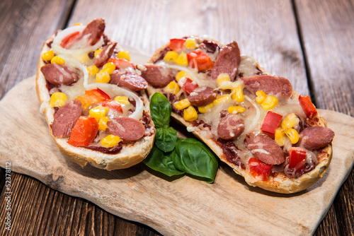 Naklejka samoprzylepna Pizza bagietka z plastrami salami