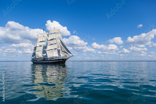 Fototapeta na wymiar Le voilier sur la mer