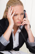 frustrierte Frau mit Telefon im Büro