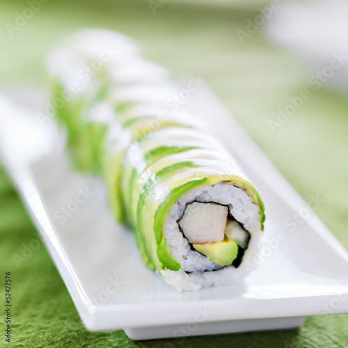 Tapeta ścienna Sushi - roll smoka z awokado i mięsem kraba