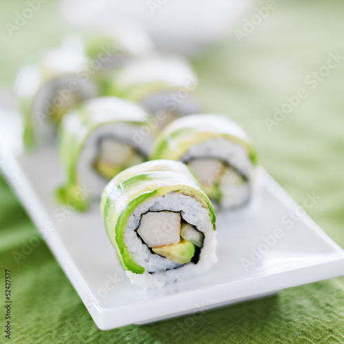 Tapeta ścienna Sushi - roll smoka z awokado i mięsem kraba