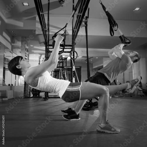 Naklejka samoprzylepna Ćwiczenia fitness trx na siłowni kobieta i mężczyzna