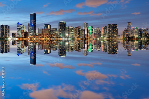 Plakat na papierze fotorealistycznym Miami skyline o zmierzchu z wielkimi odbiciami