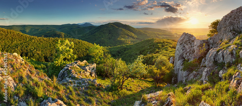 Board z aluminiowym obramowaniem Panorama lasów górskich - słowacja