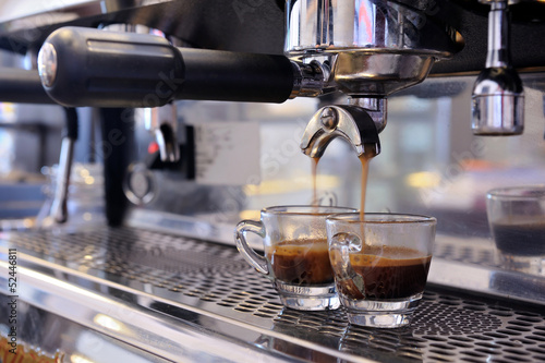 Nowoczesny obraz na płótnie prepares espresso