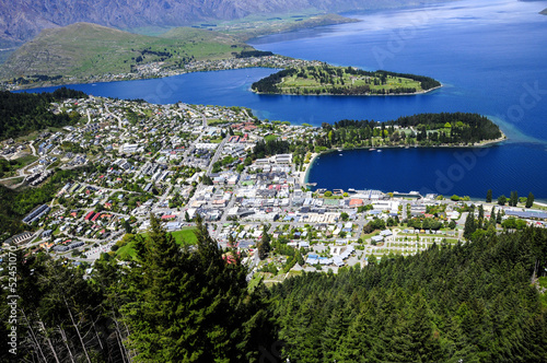 Board z aluminiowym obramowaniem Queenstown nad jeziorem wakatipu
