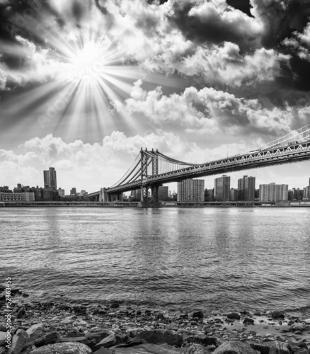 Naklejka dekoracyjna Amazing sunset colors over New York Cityscape and Brooklyn Bridg