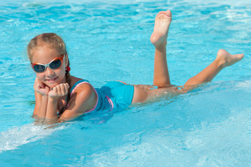 Canvas Print - little girl in the swimming pool