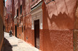 Petite rue de Marrakech au soleil de midi