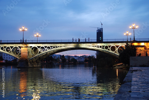 Tapeta ścienna Most triana, w Sewilli z odbiciami w wodzie