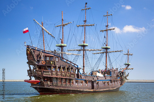 Tapeta ścienna na wymiar Pirate galleon ship on the water of Baltic Sea in Gdynia, Poland