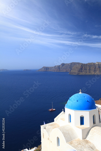 Board z aluminiowym obramowaniem Klasyczny kościół wyspy santorini w Grecji
