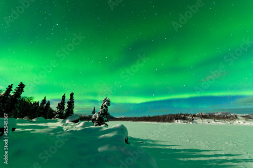 Board z aluminiowym obramowaniem Intensywne wyświetlanie zorzy polarnej aurora borealis