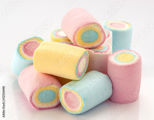 Fotoboard na płycie Grupa kolorowe marshmallows na białym tle