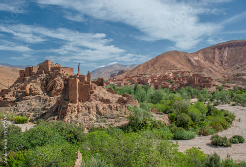 Plakat na papierze fotorealistycznym Berber kasbah w wąwozie dades, Maroko