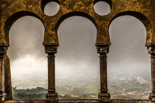 Fotoboard na płycie Otwarte okna łukowe w pałacu pena z widokiem na miasto sintra, po