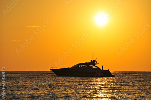 Foto-Fahne - Barca motoscafo silhouette tramonto (von Naeblys)