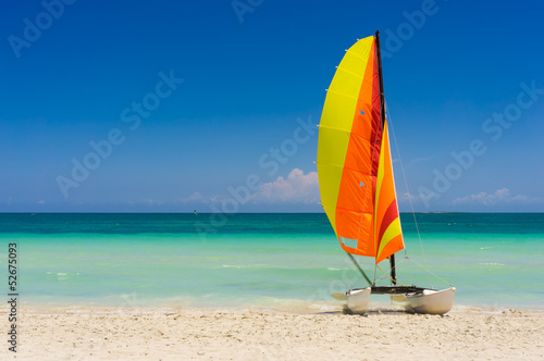 Board z aluminiowym obramowaniem Żaglówka na plaży varadero na Kubie