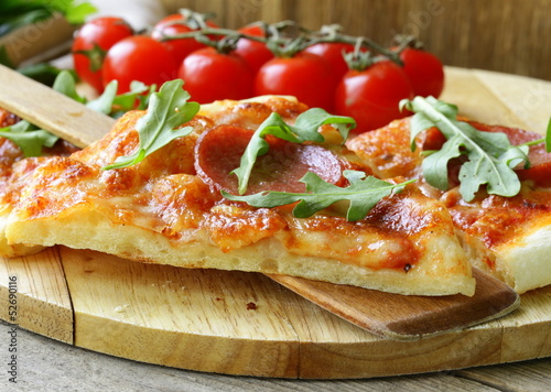 Board z aluminiowym obramowaniem Pizza pepperoni z sosem pomidorowym i ziołami