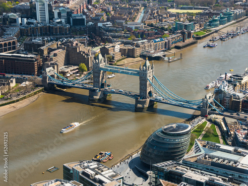 Board z aluminiowym obramowaniem Tower Bridge i Londyn Ratusz widok z lotu ptaka