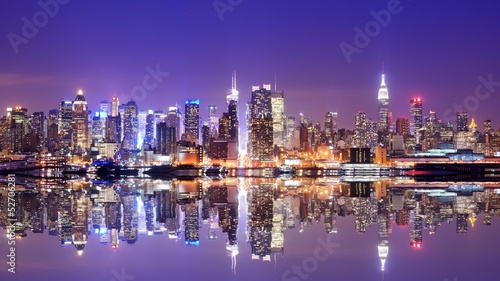 Obraz w ramie Manhattan Skyline with Reflections