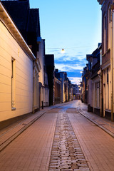 Fototapete - narrow street in Groningen at night