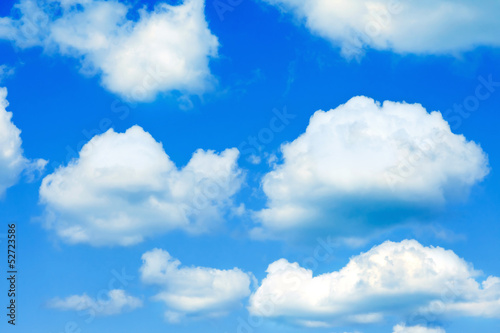 Naklejka samoprzylepna Niebieskie niebo i chmury cumulus