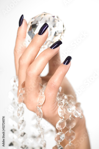 Fotomural Beautiful woman hands with big diamond