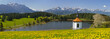 Alpenpanorama mit See und Kapelle in Bayern