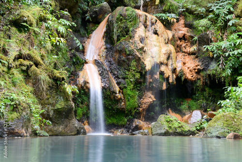 Fototapeta na wymiar Cascade de caldeira velha sur l'île de Sao Miguel