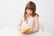 © miya227 - 本を読む女性